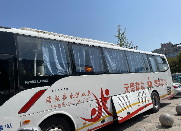 創(chuàng)能正能量：職工搶修獻血車，好人好事成風景！