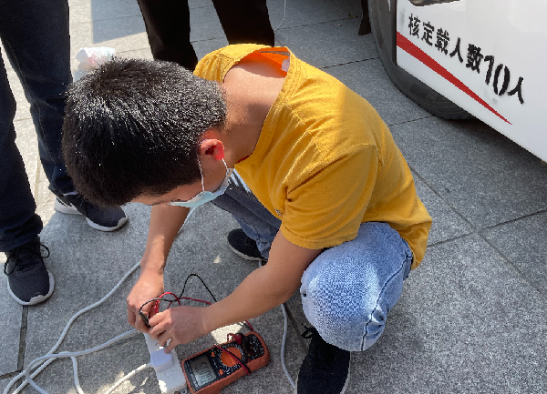 創(chuàng)能正能量：職工搶修獻血車，好人好事成風景！