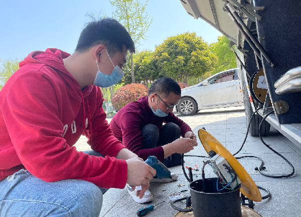 創(chuàng)能正能量：職工搶修獻血車，好人好事成風景！
